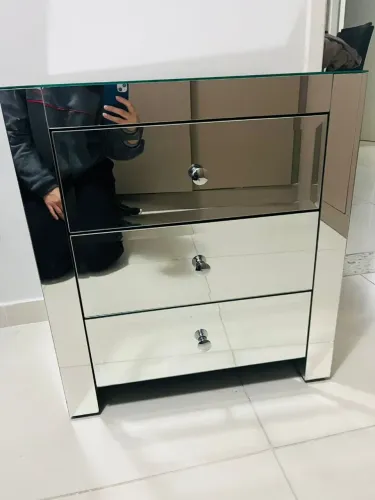 Vende se mesinha de cabeceira , todo espelhado sem avarias por apenas 250,00 