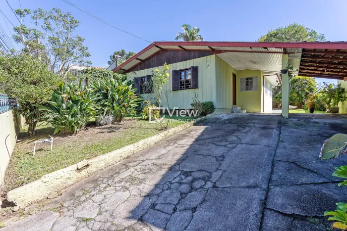 Casa com belo terreno no bairro Santa Felicidade!