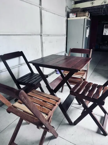 Jogo de mesa de madeira