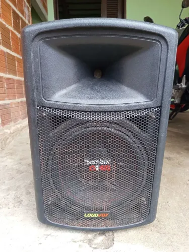 Vendo uma caixa loud vox, ótimo pra eventos, igrejas e barzinhos