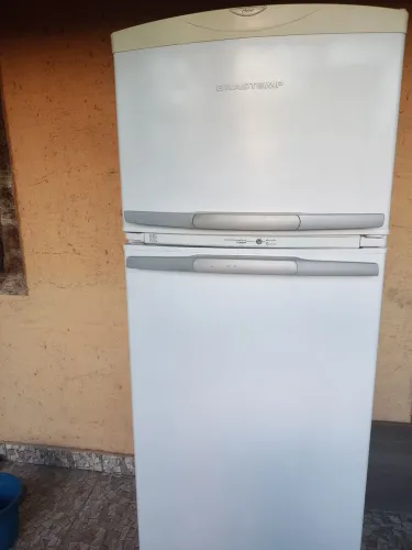Vendo uma geladeira Brastemp em perfeito estado com garantia.
