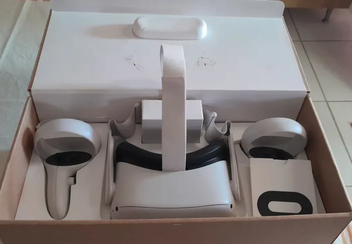 Meta Quest 2 VR - Pouquíssimo Uso, Caixa Original e Acessórios de Fábrica