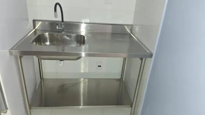 Bancada em Inox com Cuba + Torneira Móvel e Prateleira