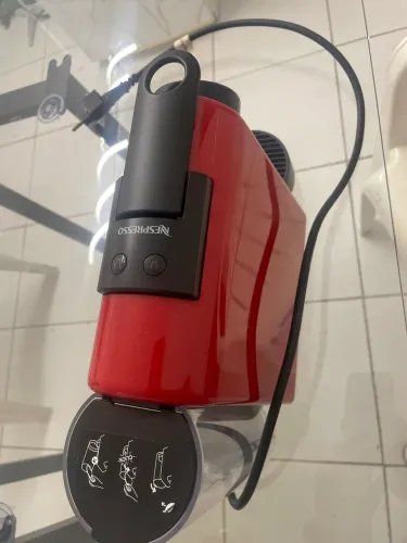 cafeteira Nespresso Essenza Mini (vermelha) e espumador de leite Nespresso Aeroccino 3