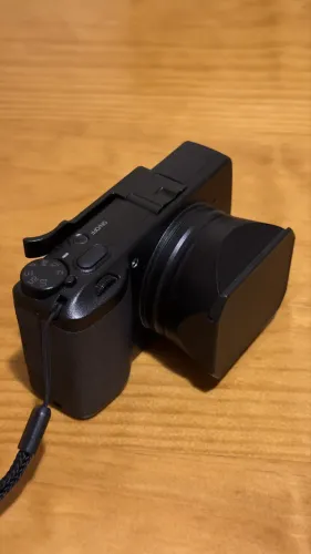 Ricoh GR III + Thumb Rest + Lens Hood | Câmera Compacta Premium