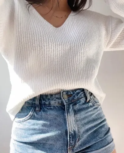 Cardigan of white, manga bufantes e gola em v, da Chaneco