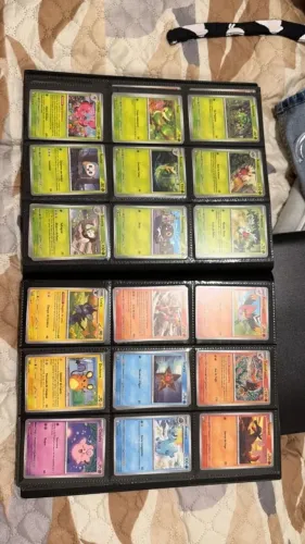 Kit com 100 cartas pokemons comuns + 3 foil/ reverse foil