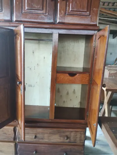 Guarda roupa de madeira quatro portas com maleiro e gavetas