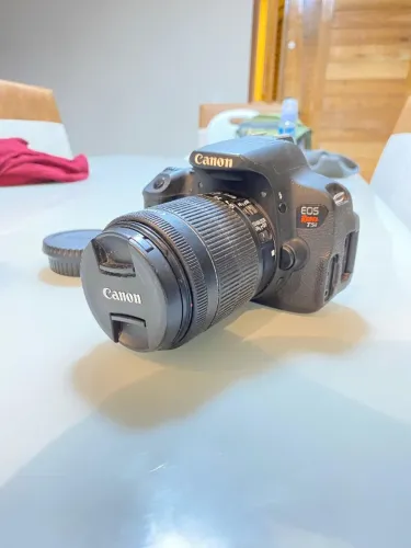 Câmera fotográfica CÂNON T5i com lente, bateria, carregador e cartão ssd
