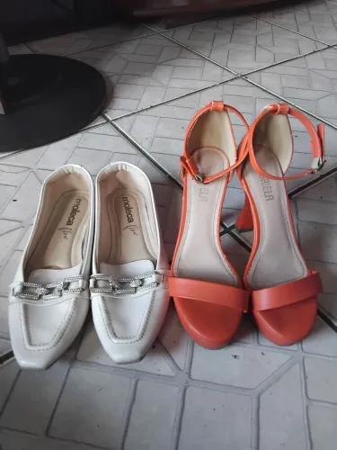 2 sapatos 1sapatilha e 1salto