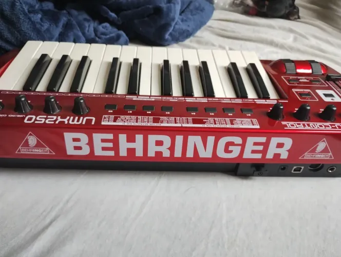 Controlador Behringer Umx 250