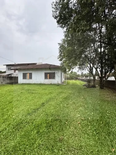 Casa com 3 Quarto(s) e 2 banheiro(s) para Alugar, 400 m² por R$ 2500 / Mês