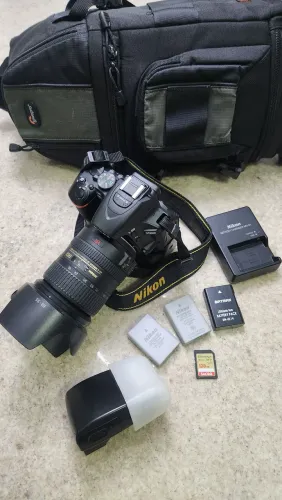 Nikon D5600 muito conservada + lente 18-200mm (parasol/ filtro UV) + outros acessorios