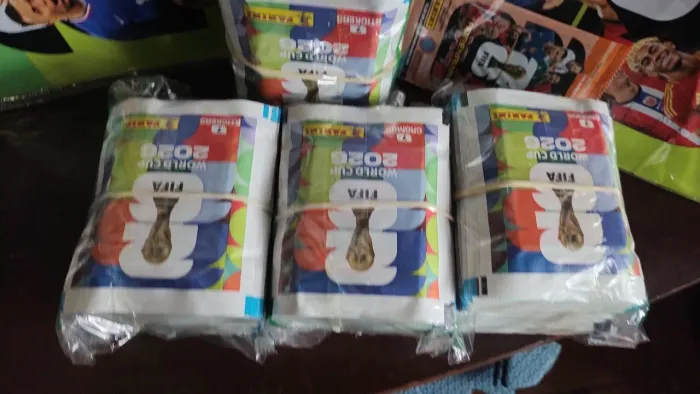 Pacotes com 50 envelopes de figurinhas da copa original Panini