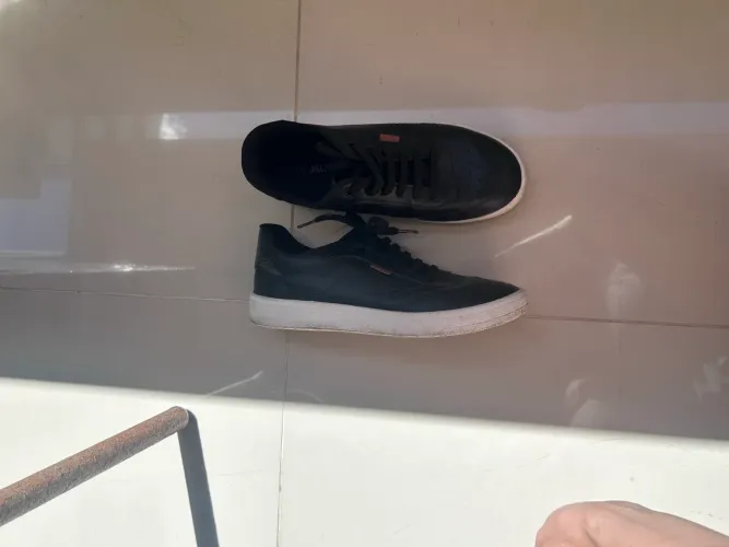 TÊNIS PRETO