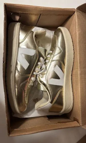 Tenis dourado marca VERT