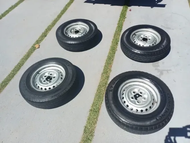 4 RODAS COM PNEUS DE CARGA E CALOTAS KOMBI 1999