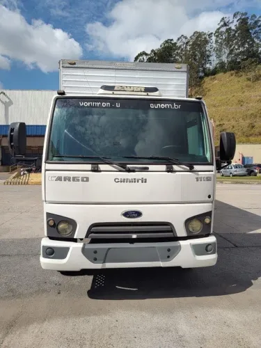 OPORTUNIDADE: Ford Cargo 1119 (2016) - Baú e Plataforma Elevatória - Abaixo da FIPE!