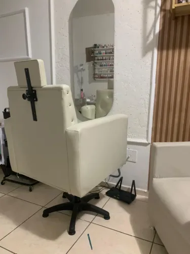 Vendo uma cadeira de cabeleireiro semi nova