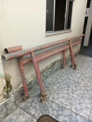 Guarda corpo tubular em ferro galvanizado medindo 9,80m linear com 8 polegadas de diâmetro