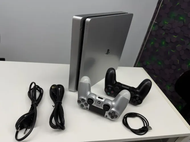 ?PLAYSTATION 4 SLIM PRATA - EDIÇÃO LIMITADA | 500GB