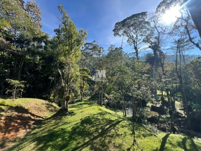 Casa de sitio com 6 quartos, 2 lagoas e area de pastagem na localidade do Taquaruçu