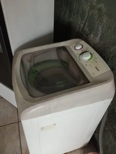 Máquina de lavar roupa com defeito 