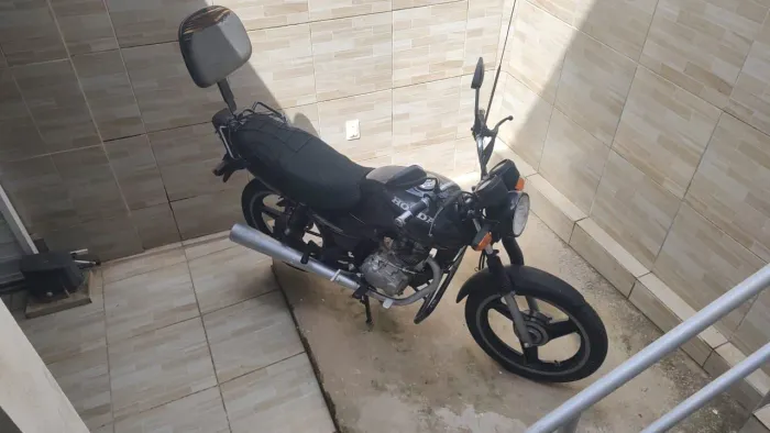 moto 2008 varetada pneus novos revisão feito recentemente todo em dia pega e andar