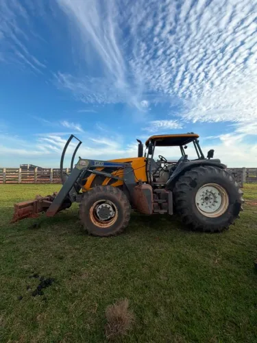 TRATOR AGRÍCOLA