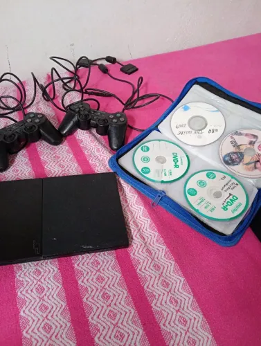 Playstation 2 todo bom,bem completinho,vários jogos pra acompanhar e etc chama pv