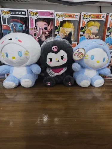 Conjunto de pelúcias Hello Kitty e Kuromi