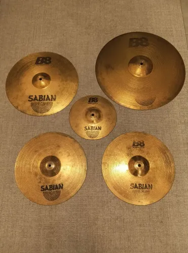 ## Set de pratos de bateria Sabian B8 10,14,16,20, excelentes, sem detalhes estruturais!!