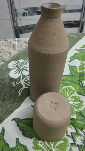 Garrafa cerâmica com copo