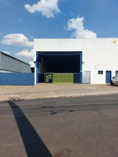Aluga-se barracão com doca 800m² de terreno e 570m² de construção, 5 docas, escritório, 4