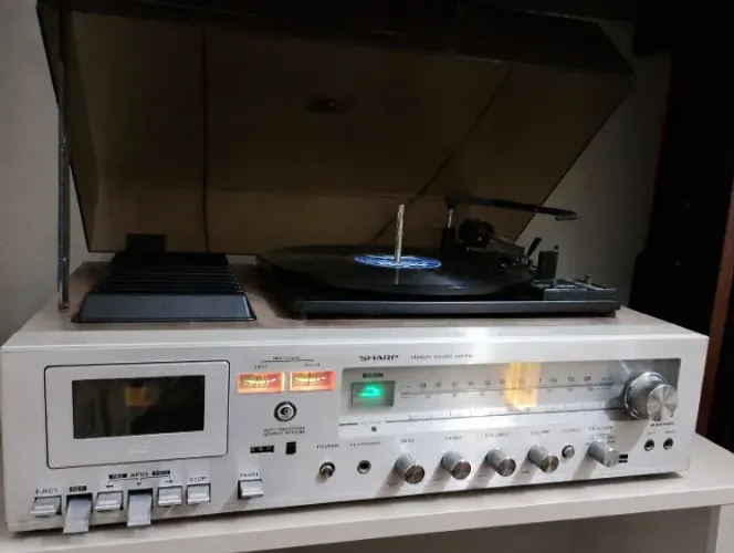 Aparelho de som toca discos Sharp SG 220 funcionando