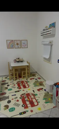 Mesa para criança + quadro + suporte para livros