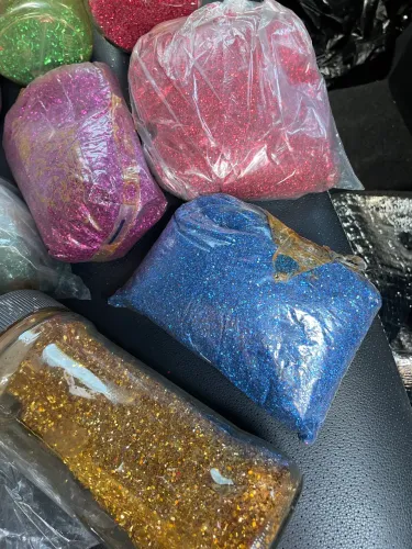 Lote de glitter, aviamentos para figurinos e lantejoulas de várias cores e tamanhos