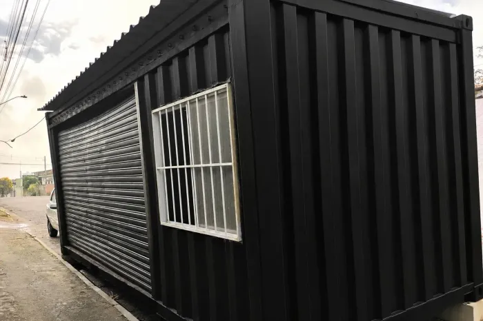Container com porta de aço automática