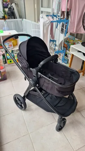 Carrinho de bebê: Anna 3 Maxi Cosi preto 1 ano de uso - Ótimo estado