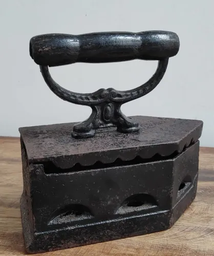 Ferro de Passar Antigo marca Fama 