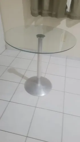 Mesa pequena de vidro com alumínio