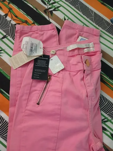 Vendo essa calça rosa tamanho 36 nunca usadas está na etiqueta 