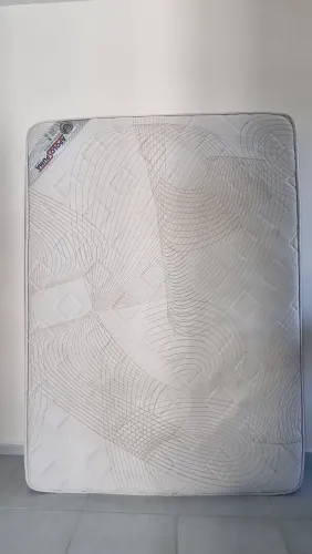 Vendo cama de casal padrão (estado novo)