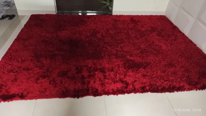 Tapete vermelho peludo em bom estado 2,4 x 3,4m