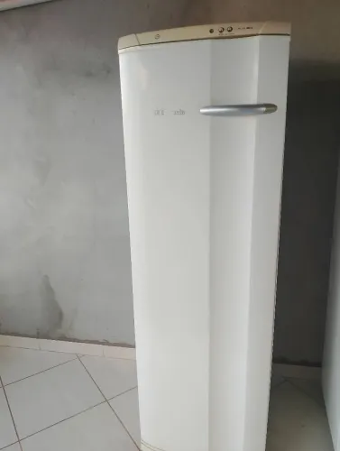 Freezer vertical,  falta colocar gás, ótimo pra colocar alimentos organizados.