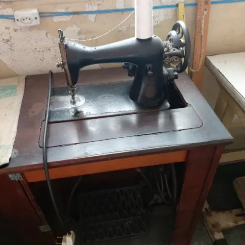 2 Máquinas de costura retas e 1 máquina de overlock semi-industrial