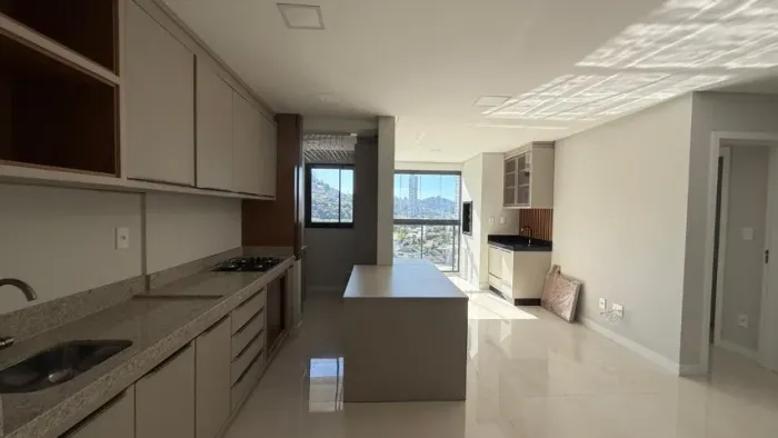 Locação Anual - Apartamento semi-mobiliado com 2 dormitórios e 2 vagas - Praia Brava