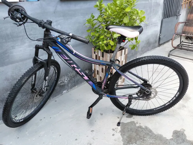 Bicicleta Aro 29 First Shelby Preta e Rosa - Perfeita p/ Trilhas e Urbanos