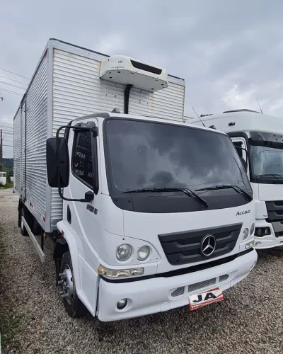 MB ACCELO 915C ANO 2011.