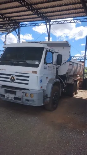 Máquinas e caminhões caçamba
